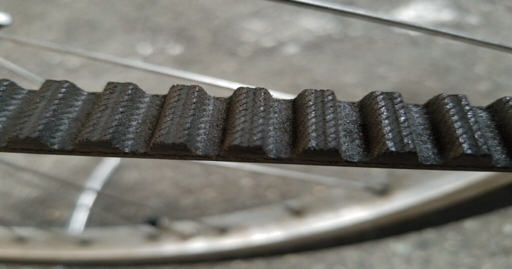 JIS B 1856に基づく台形歯形（MXL, XXL, XL, L, H, XH, XXH）の基準歯ピッチとベルト構造の比較表