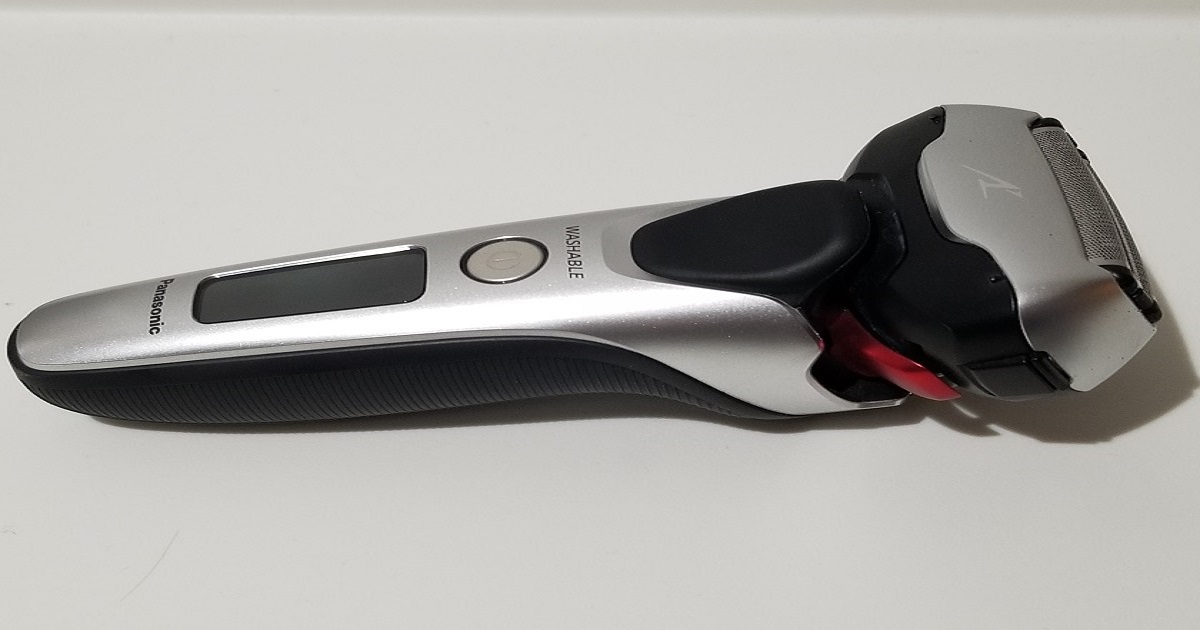 保全マンが愛用するパナソニックの電気シェーバー「ラムダッシュ」の本体外観。シルバーとブラックのスタイリッシュなデザイン。