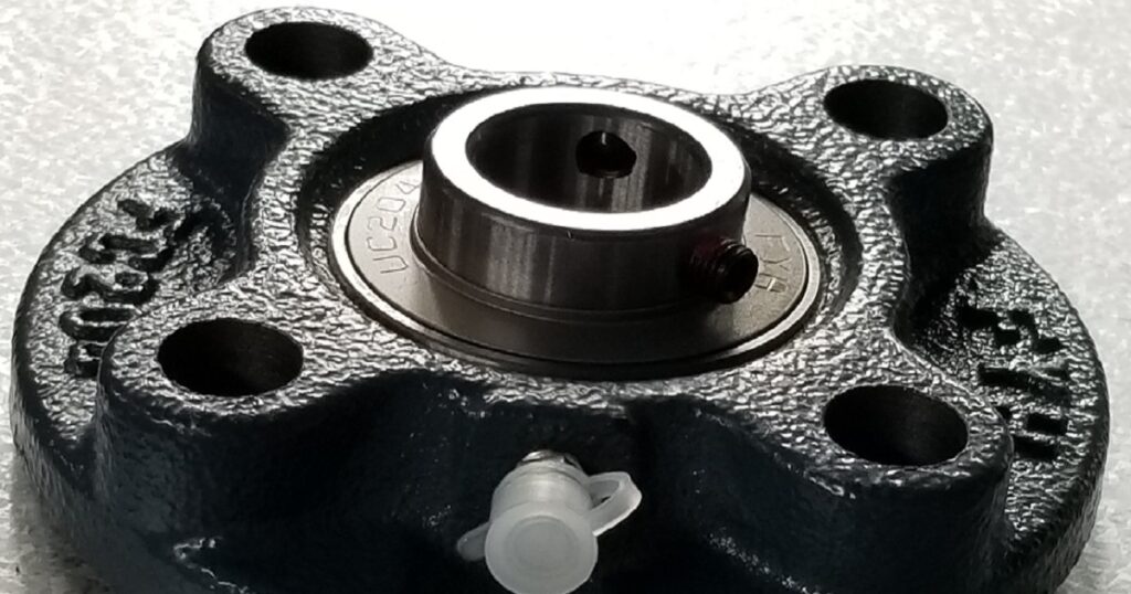 FYH製の角フランジ形インサート軸受ユニットUCF204。JIS規格に準拠した代表的な軸受ユニットの構造。