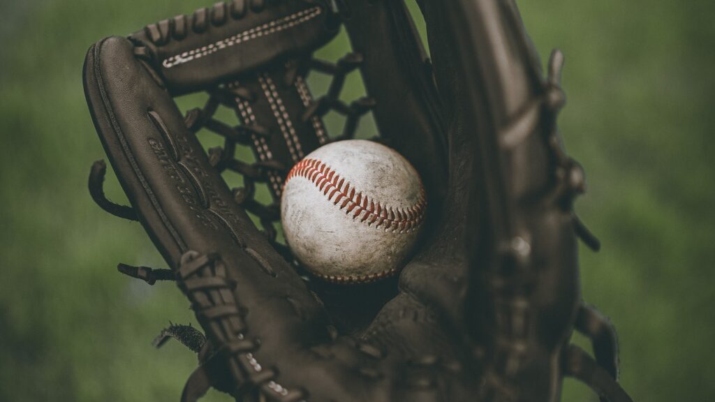 野球のグローブでボールをしっかりと捕球（キャッチ）している様子。エアフィルタが粉塵を逃さず捕捉するイメージを象徴。