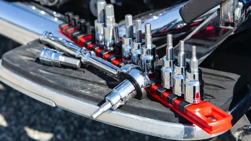 六角棒レンチ（ヘックスビットソケット）のセットとラチェットハンドルの写真。ボルトサイズ判別の解説用。