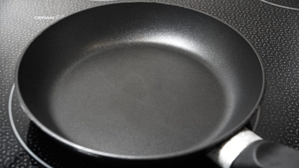 テフロン（フッ素樹脂）コーティングされたフライパン。焼成工程や過熱による有毒ガスの注意点を解説