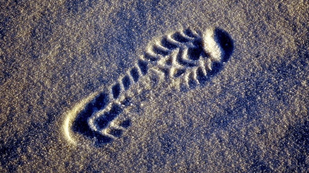 砂の上の足跡（スニーカーの底）。ポリウレタン製品の種類（フォーム、エラストマー）と加水分解劣化を解説。迷わない選定のコツ