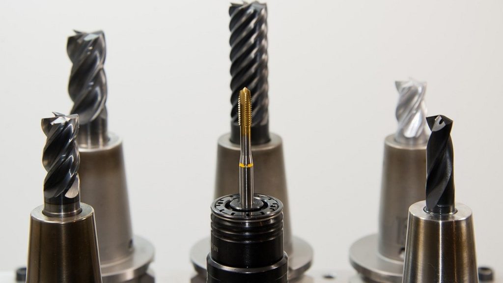 SKH（ハイス鋼）やSKD（ダイス鋼）などの金型・切削工具に使用される工具鋼の集合写真