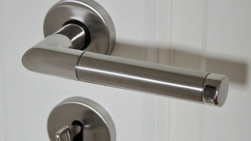 光沢のあるクロムめっきが施された金属製のドアノブ。装飾用めっきの質感と耐食性のイメージ。