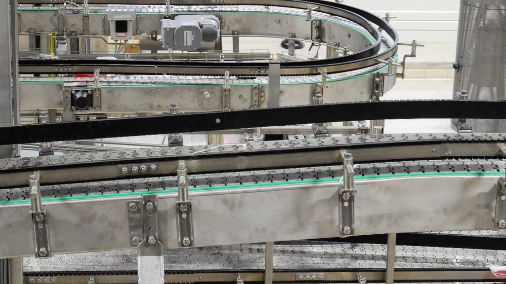 食品・薬品工場で使用される、ステンレス製コンベアとベアリング設備のクリーンな様子
