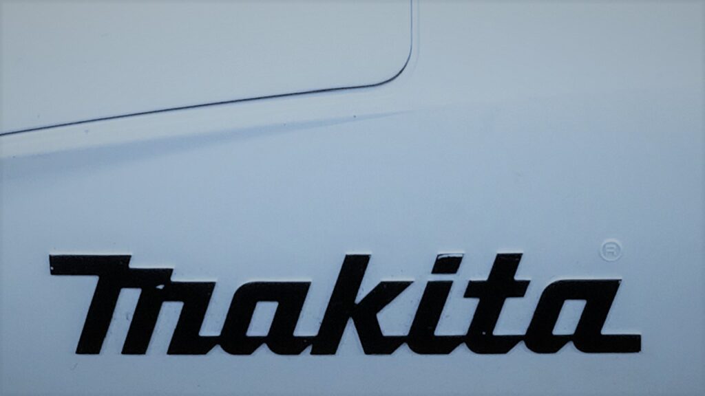 マキタ（Makita）のブランドロゴ。現場で使える業務用コードレス掃除機の選び方として、バッテリー電圧（18V）や吸込仕事率、HiKOKIとの比較を解説する記事のアイキャッチイメージ。