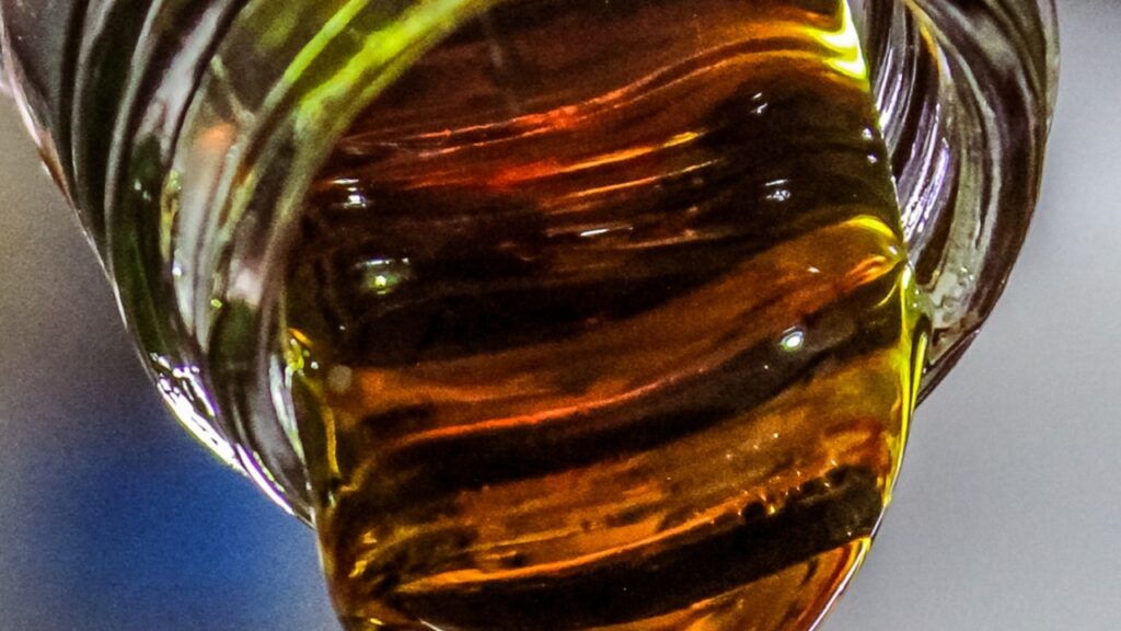 エアモータの潤滑に使用されるオイルのイメージ。給油の必要性と、排気ポートからのオイルミスト飛散トラブルを解説するアイキャッチ画像。