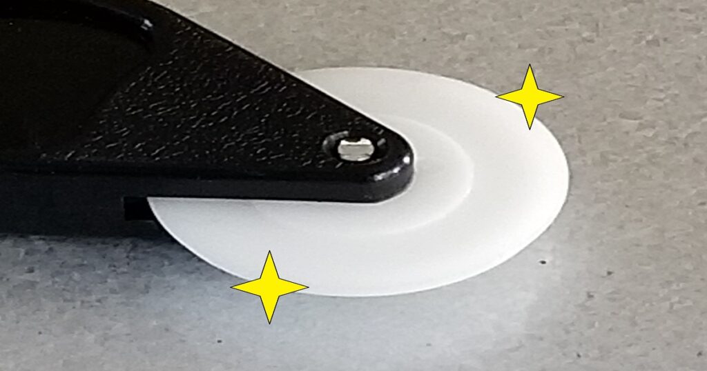 網戸の張り替えに使用する白いディスク状の専用ローラー。