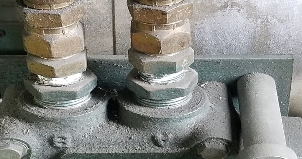 管用テーパーネジRとおねじ管用平行ネジGの形状比較イラスト、油圧ホース継手の規格間違いによる油漏れ解説