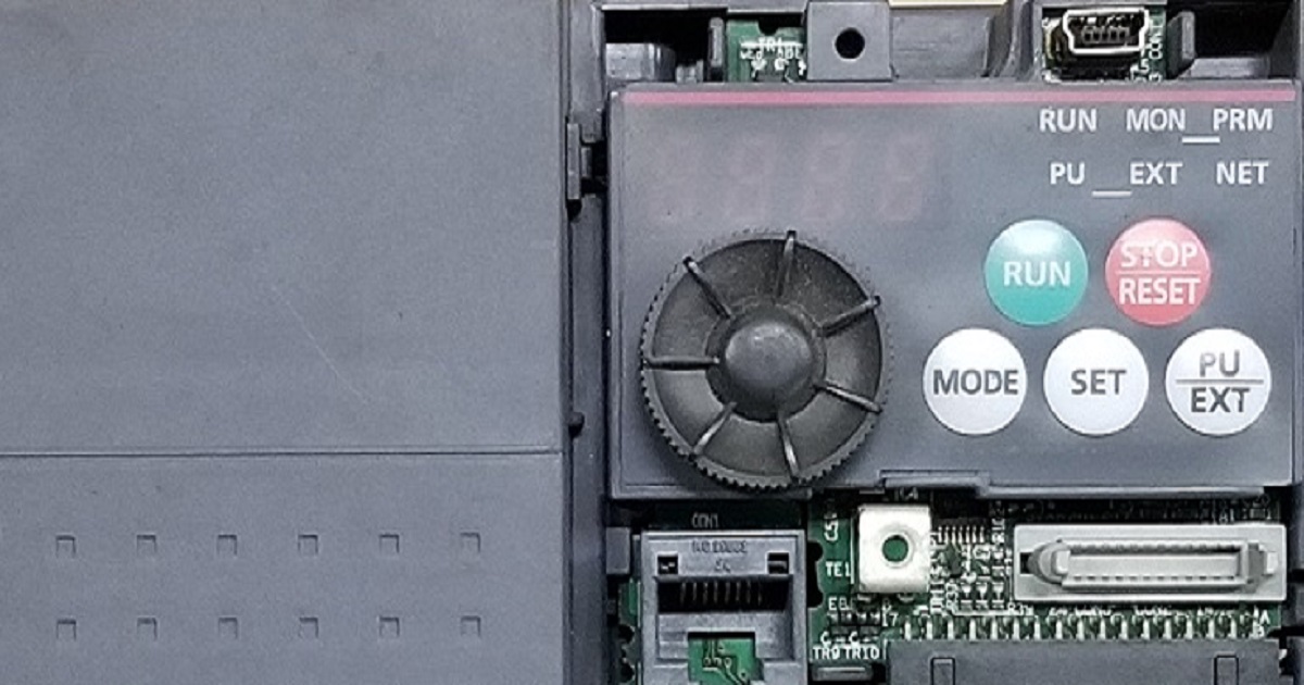 インバーター専用モーターの故障時に汎用モーターで代用した際の注意点（周波数設定やサージ電圧対策）の解説図。