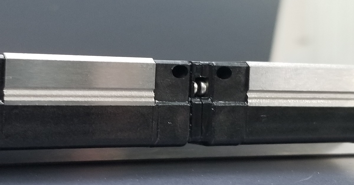 HKのLMガイドレールとブロックの継ぎ目および内部ボールの接写。互換性確認の様子。