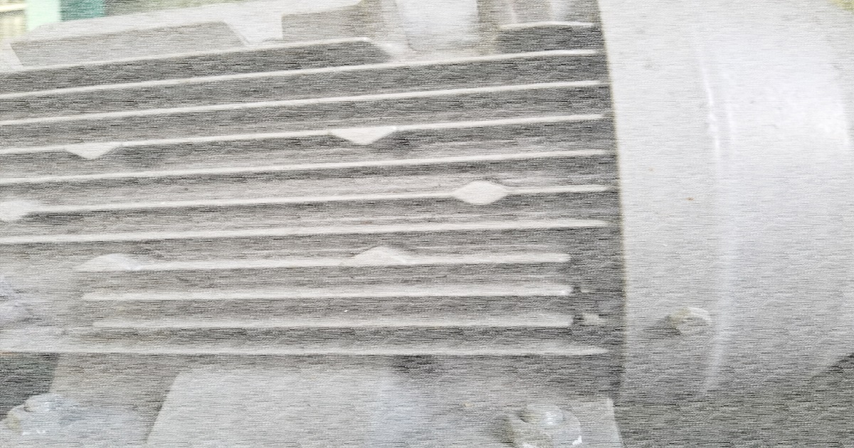 ウォーム減速機の外観と放熱フィンのクローズアップ。オーバーホール後のトラブル検証。