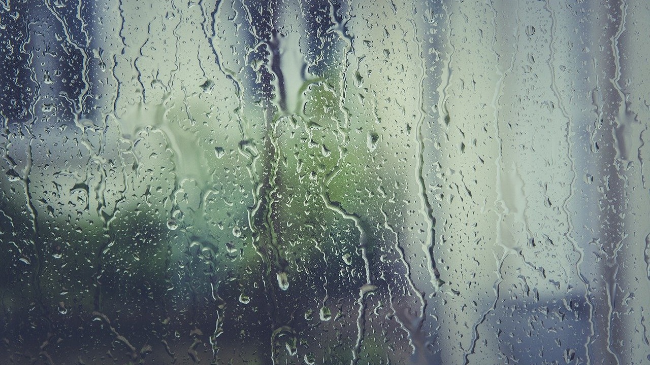 コンプレッサーの圧縮空気によって発生する結露（ドレン）のイメージ。配管内に溜まる水分がエア機器の故障原因となることを象徴しています。